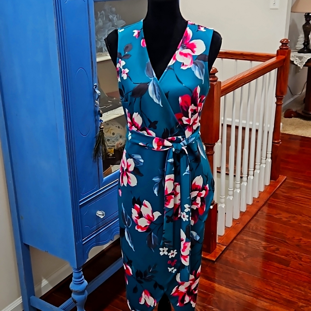 Teal Blue with Gorgeous Flowers! Sz L